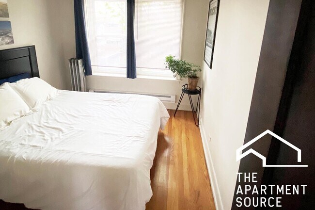 Building Photo - 4216 N Clark St