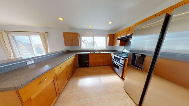 Building Photo - Spacious 3Bd/2.5Ba Single-Family Home in M...