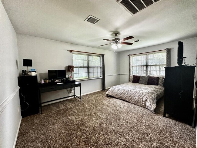 Building Photo - 1111 Doral Ln
