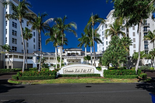 Building Photo - EXECUTIVE VACATION RENTAL