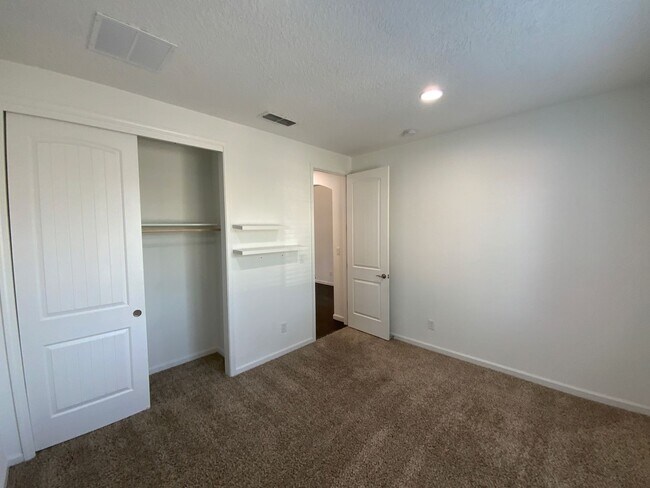 Building Photo - 5 Bedroom Luxury Home Available Near Louis...