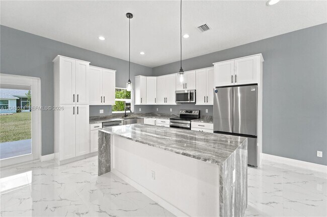 Building Photo - 5203 Birch Dr