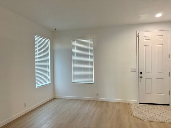 Building Photo - 3 bed 2 bath 2 Car Garage