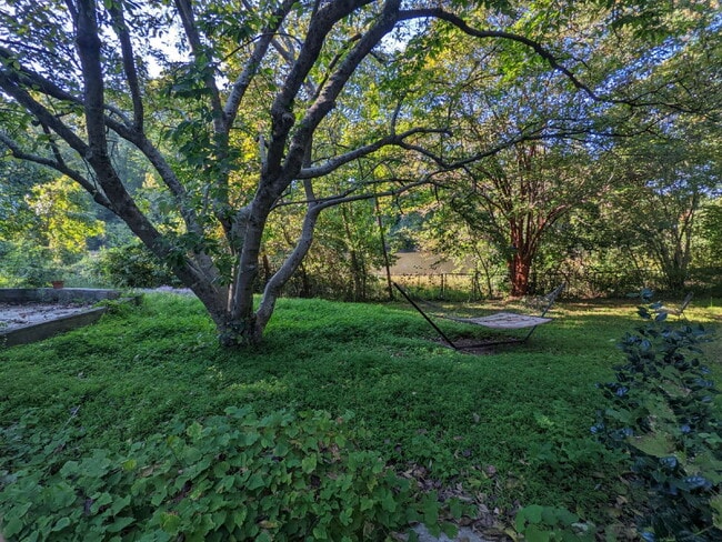 Building Photo - Fully fenced in yard and convenient location.