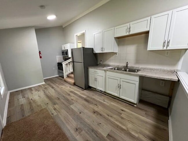 Building Photo - Spacious 2bed 1 bath home in west Akron
