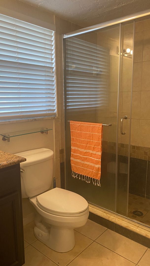 Building Photo - Updated 1-Bedroom Condo in a Gated Communi...