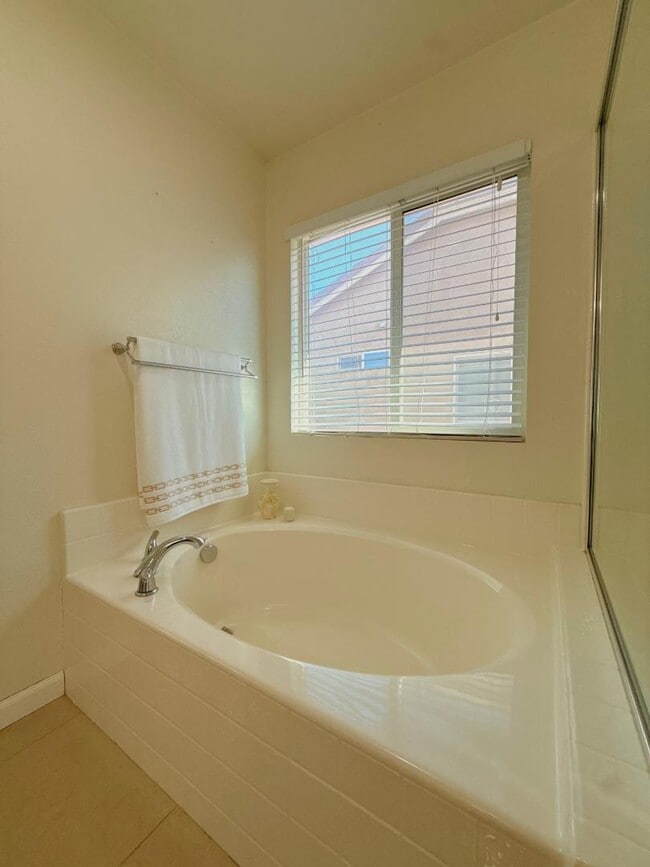 Building Photo - 14115 Desert Rose St