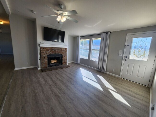 Building Photo - Large 3 Bedroom in Hansen Track