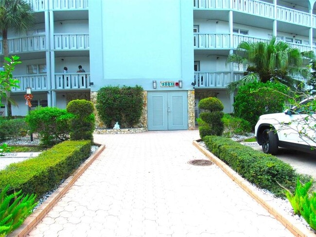 Building Photo - 3001 Portofino Isle