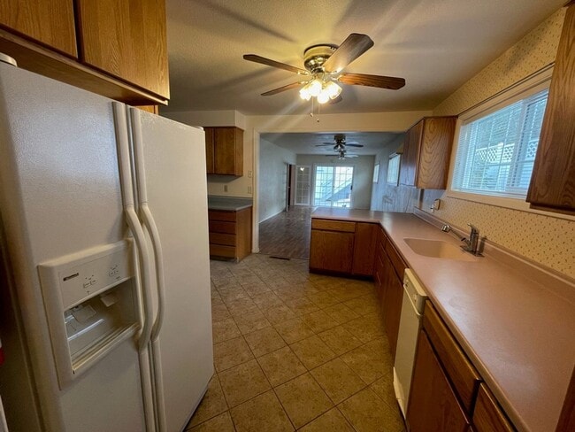 Building Photo - Large 3 bed 2 bath house