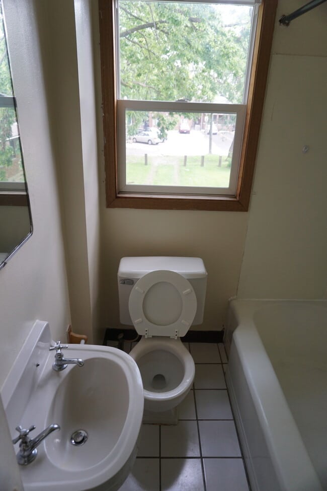 Building Photo - 4 bedroom 1 1/2 bath single family house with yard.