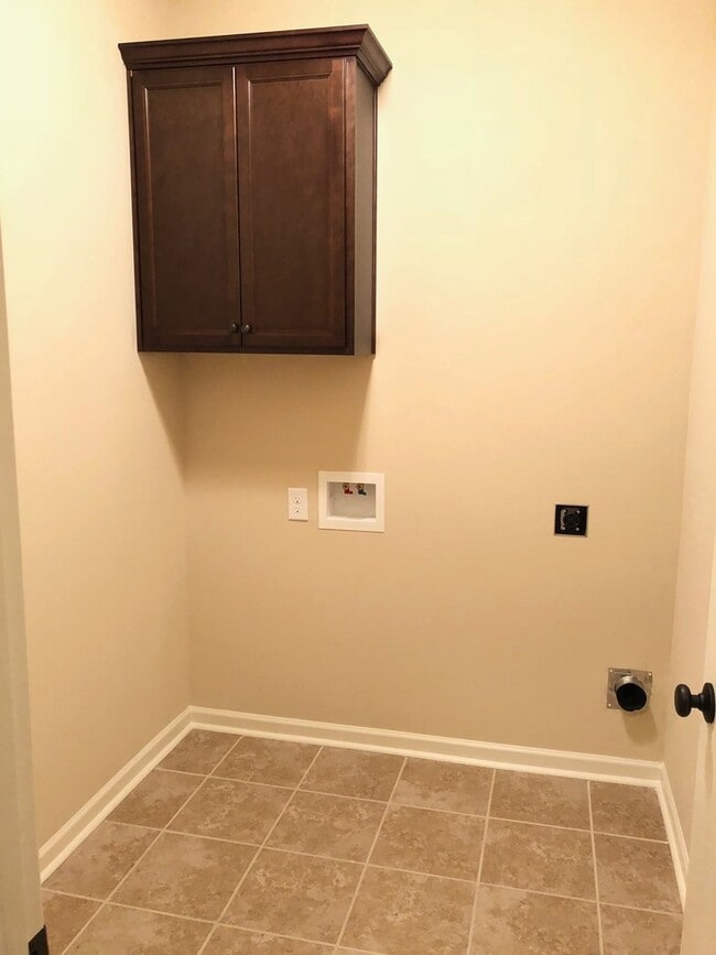 Building Photo - 3BD 2BA House in Hunters Trace Subdivision