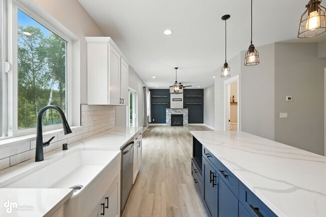 Building Photo - Charming & Updated 4BD/2.5BA!