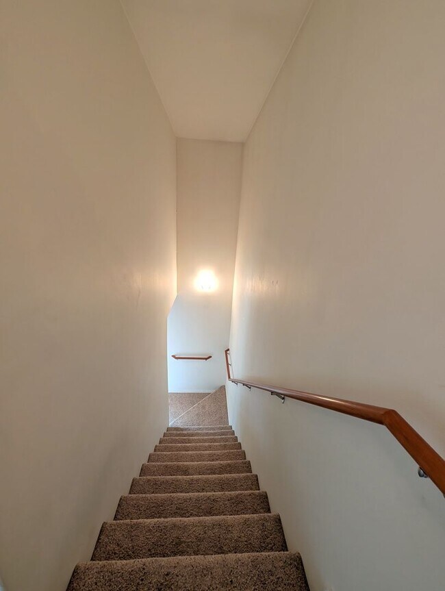 Building Photo - Unfurnished, 3Bd/2.5Ba Townhome, Long Term...