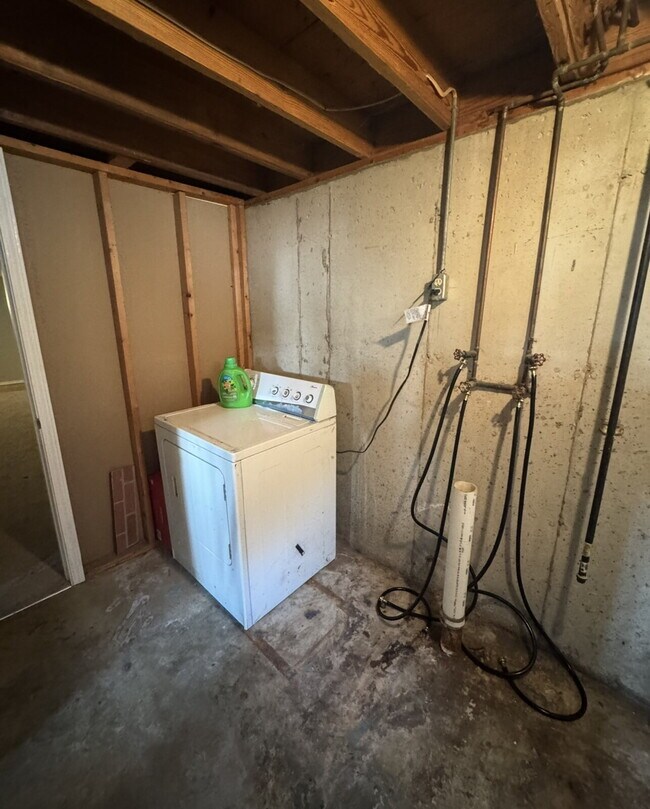 Building Photo - Welcome Home to Desirable Fenton!