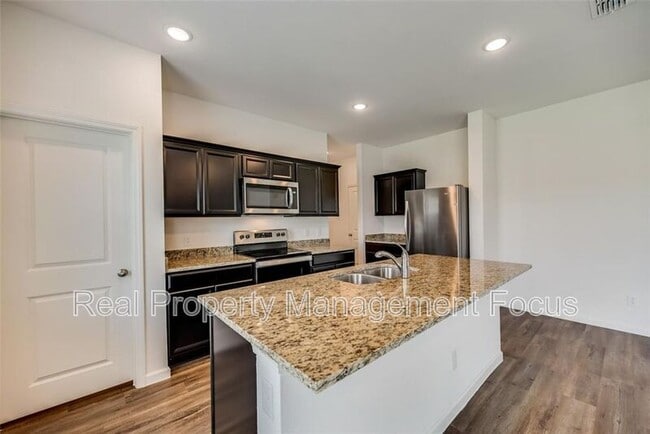 Building Photo - 713 Peach Tree Ln