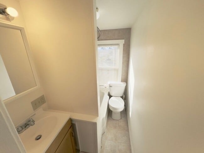 Building Photo - Charming studio apartment for rent! - 1121-A Shenandoah st.