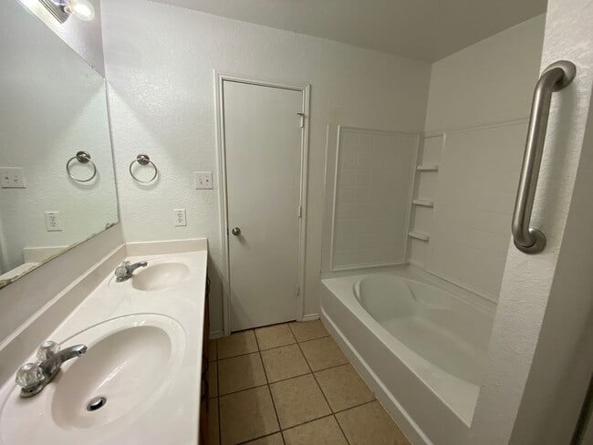Building Photo - 8027 Ashwood Pointe