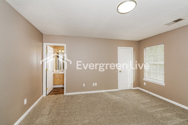 Building Photo - 2027 Townhouse Ln