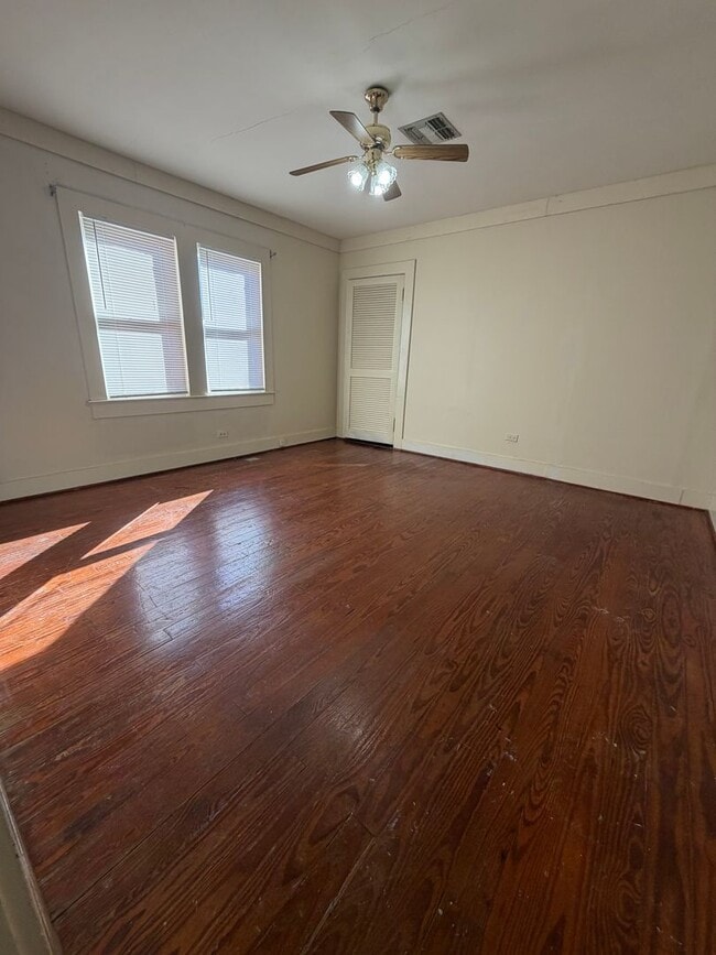 Building Photo - Three Bedroom, 2 Bathroom