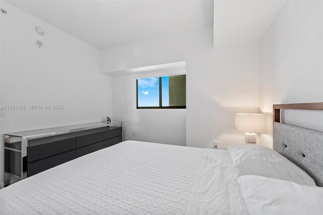 Building Photo - 460 NE 28th St