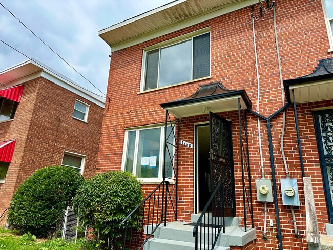 Building Photo - Charming 3-bedroom, 1.5-bathroom! Pets Wel...