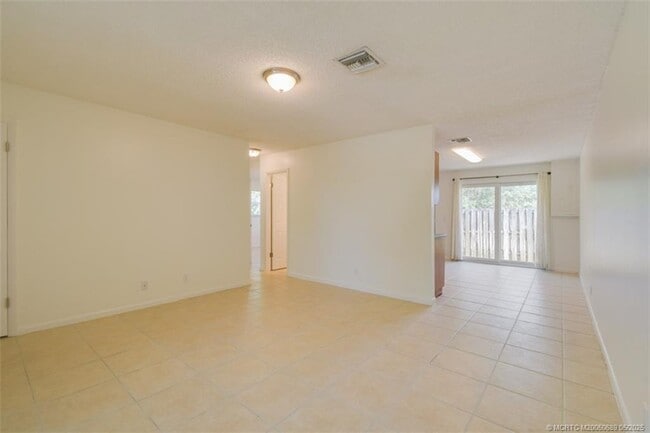 Building Photo - 8839 SE Hobe Ridge Ave