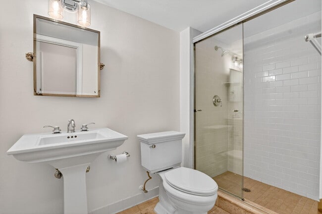 Building Photo - 708 Lago Rd