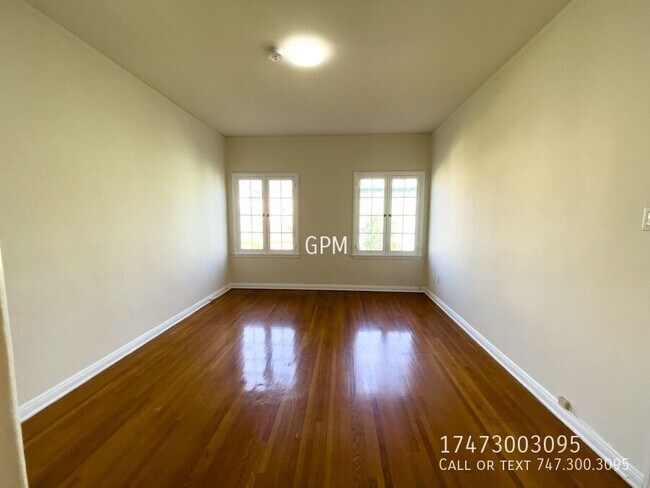 Building Photo - 5353 1/2 La Cresta Ct-