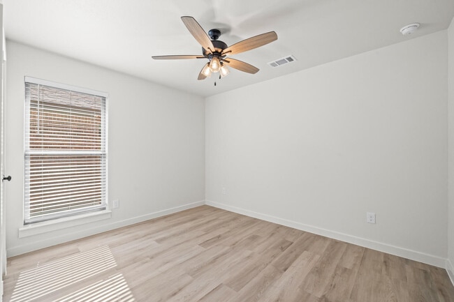 Building Photo - 2013 Cottonwood Ave