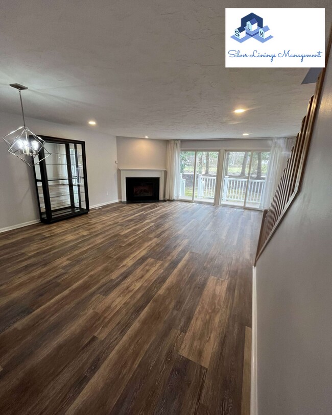 Building Photo - Massive lake front condo with tons of amen...