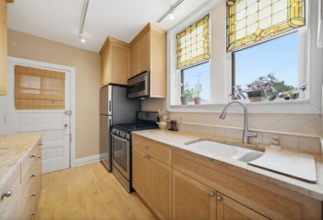 Building Photo - 6751 N Artesian Ave
