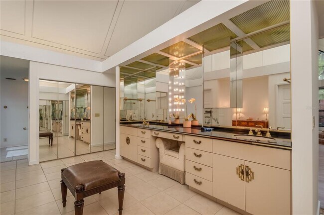 Building Photo - 5951 SW 21st Avenue Rd