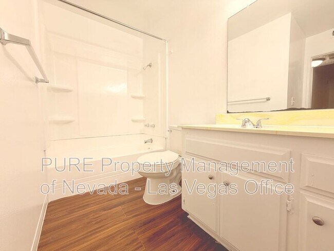 Building Photo - 1405 E Vegas Valley Dr