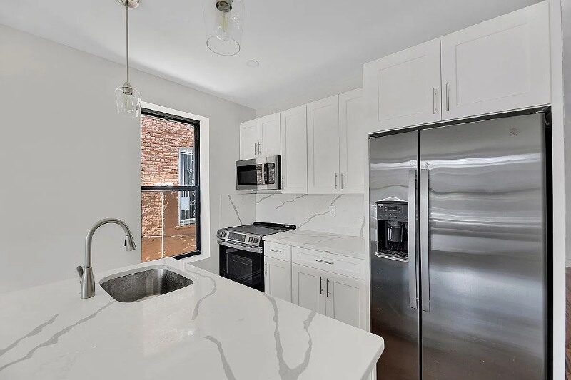 Primary Photo - 694 Ashford St