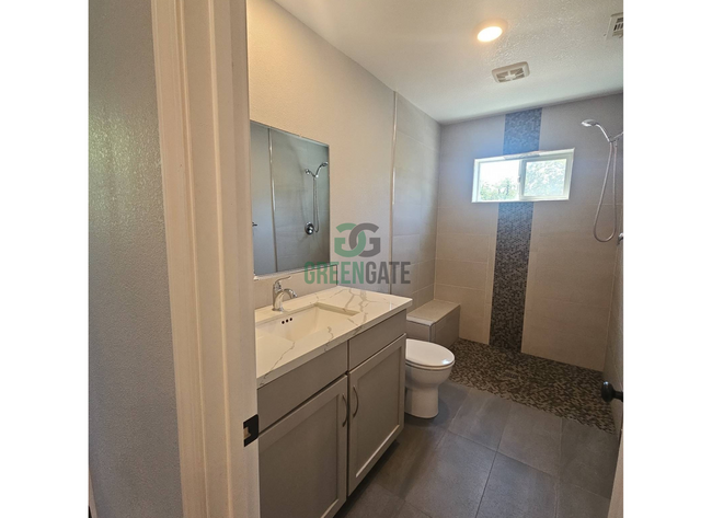 Building Photo - Gorgeous 1 Bedroom, 1 Bathroom Home Availa...