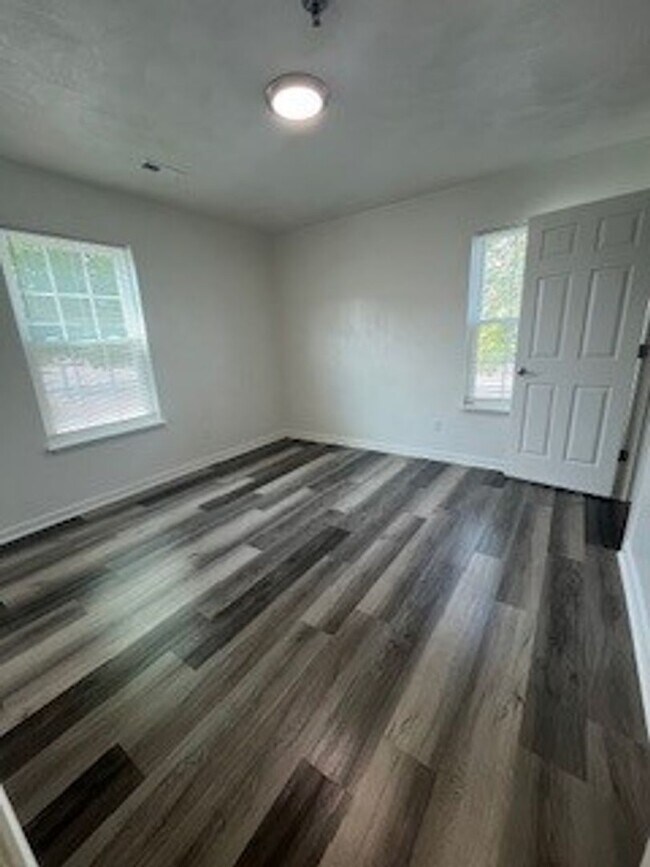 Building Photo - $1300 for Newly Renovated 1 bedroom in a 4...