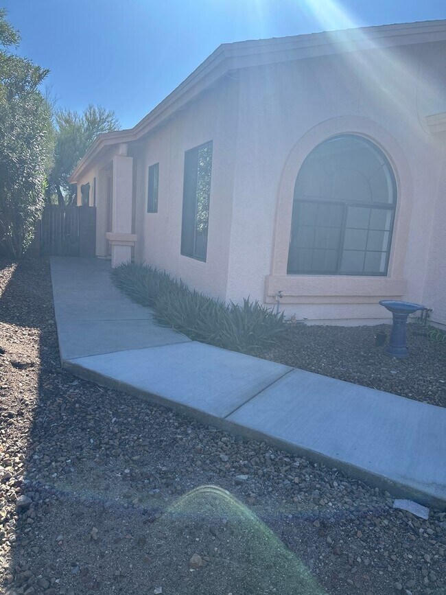 Building Photo - Unfurnished single story home in Villa Santa Rita Best Kept Secret.