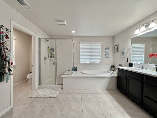 Building Photo - Perfect Family Home in Hollister