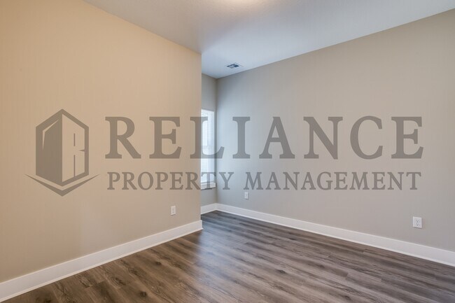 Building Photo - 4934 N Vassar Ave