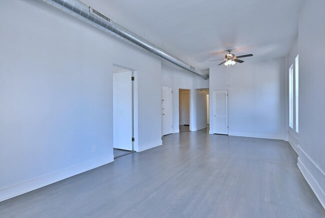 Building Photo - 1458 N Western Ave