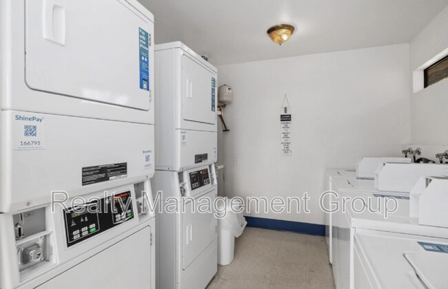 Building Photo - 7360 Park Ridge Blvd