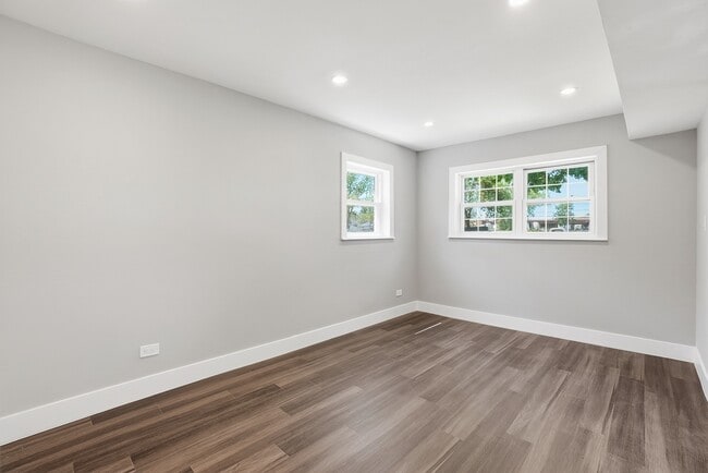 Building Photo - 4447 S Leamington Ave