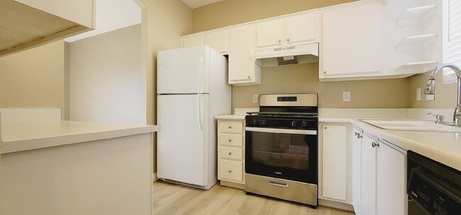 Building Photo - 1900 N Torrey Pines Dr