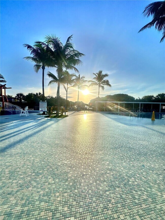 Building Photo - 9225 Collins Ave