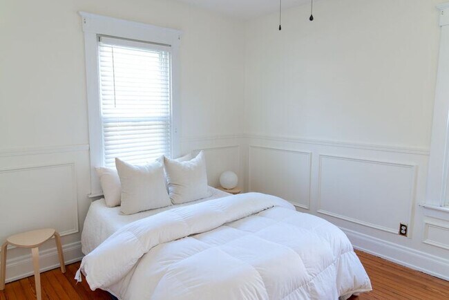 Building Photo - 6903 Cambridge Ave