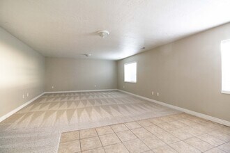 Building Photo - 8236 Pin Oak Dr