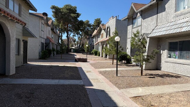 Building Photo - 2 BEDROOMS 1.5 BATHROOMS  TOWNHOUSE AVAILABLE FOR RENT !!!