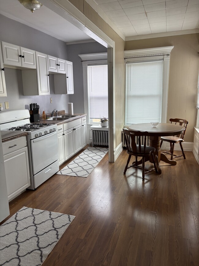 Building Photo - 589 E Losey St