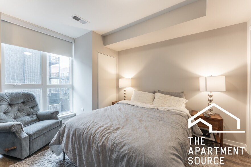 Building Photo - 301 W North Ave